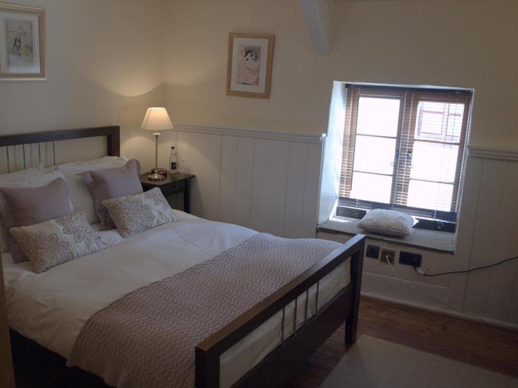 Kings Arms Hotel Abergavenny Room photo