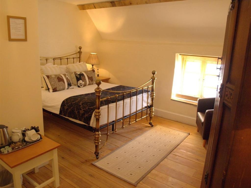 Kings Arms Hotel Abergavenny Room photo