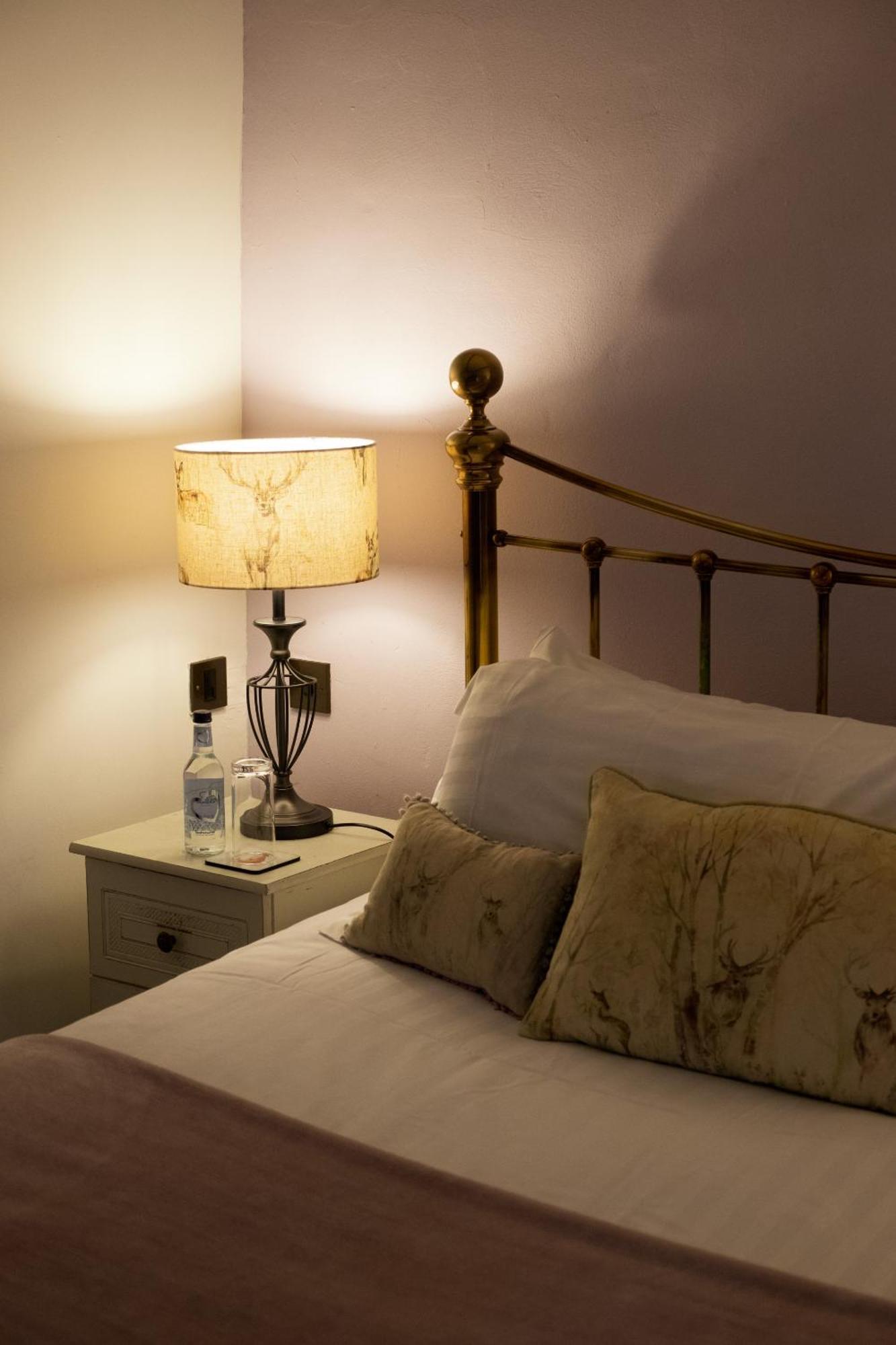 Kings Arms Hotel Abergavenny Room photo