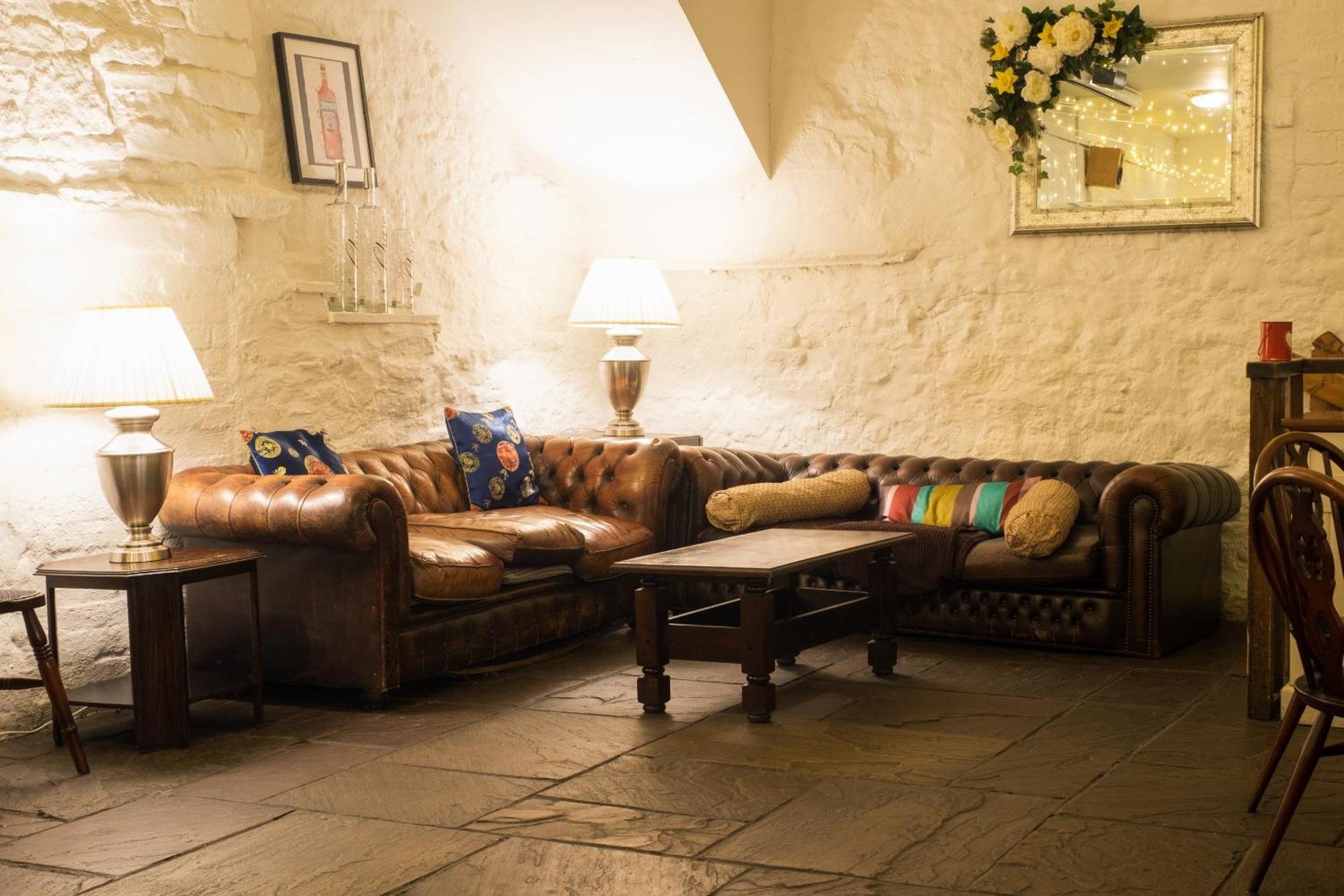 Kings Arms Hotel Abergavenny Exterior photo