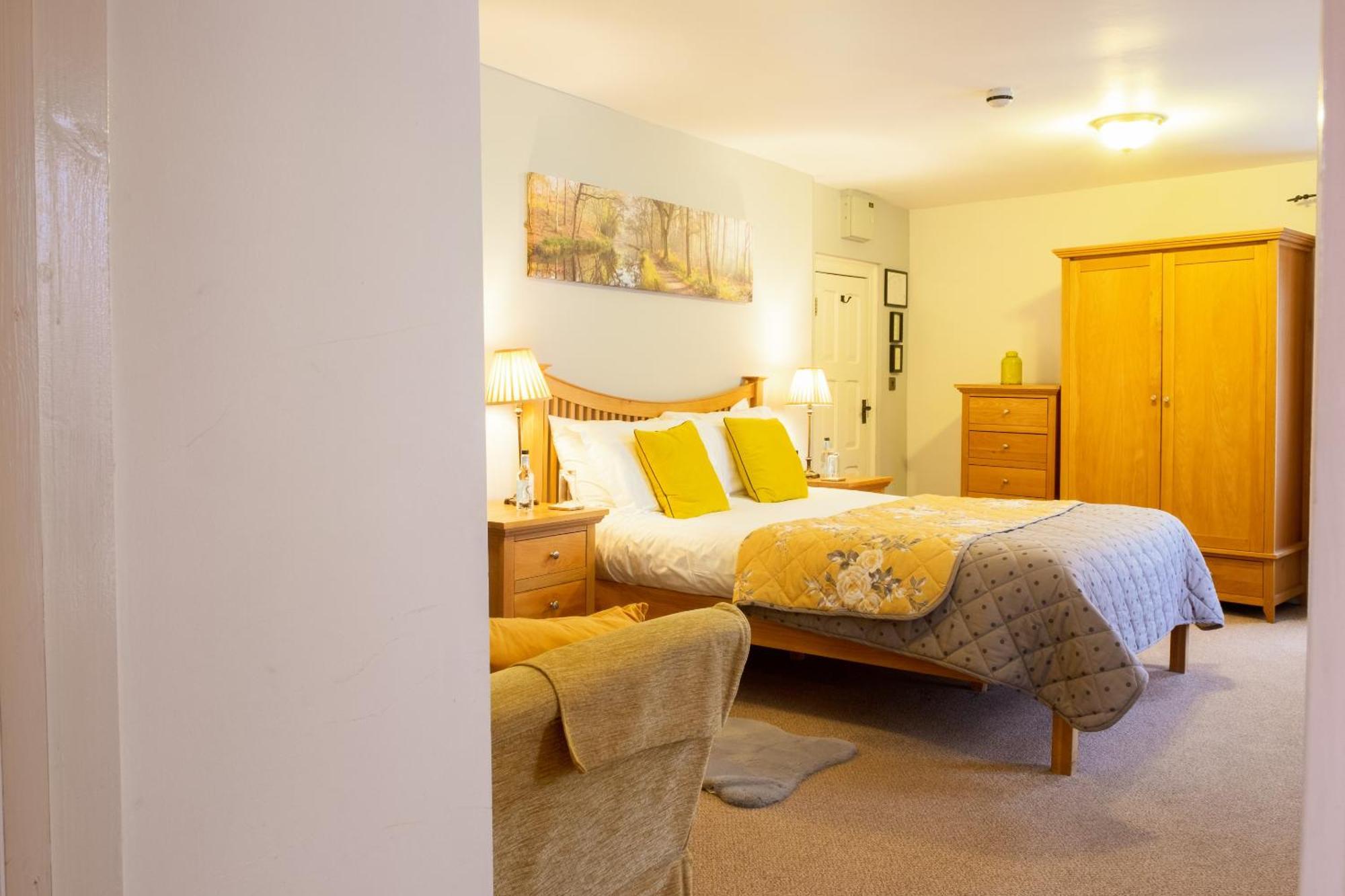 Kings Arms Hotel Abergavenny Room photo